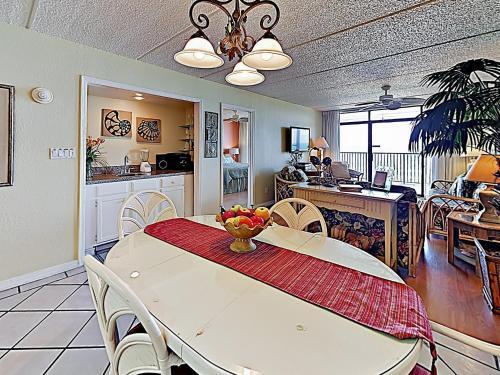 Apartamento New Listing! All-suite Gulf-front Perch With Pools Condo