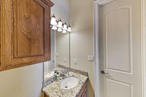 Apartamento Bright Beach Condo With Pool - Steps To The Sand! Condo