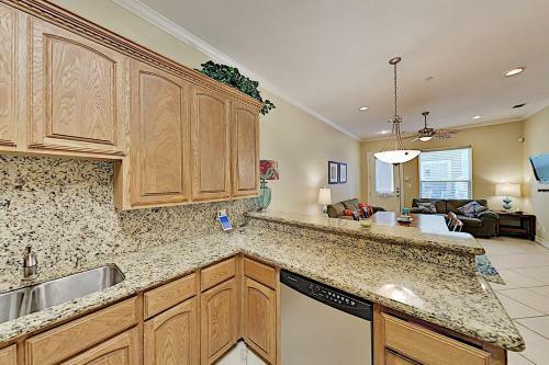 Apartamento Bright Beach Condo With Pool - Steps To The Sand! Condo