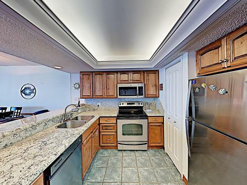 Apartamento New Listing! Sand & Sun - Beachfront Unit 703 Condo
