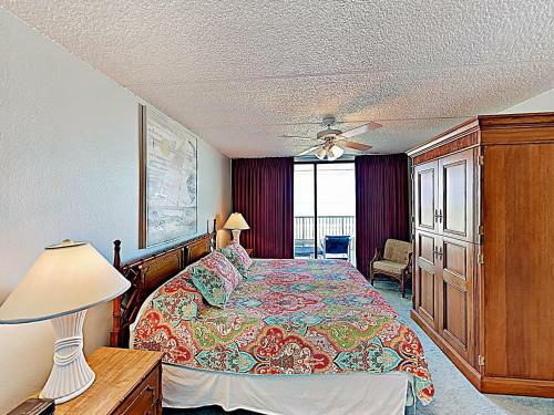 Apartamento New Listing! Sand & Sun - Beachfront Unit 703 Condo