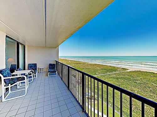 Apartamento New Listing! Sand & Sun - Beachfront Unit 703 Condo
