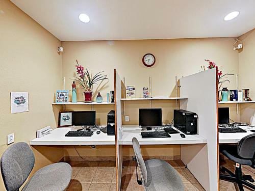 Apartamento New Listing! Sand & Sun - Beachfront Unit 703 Condo