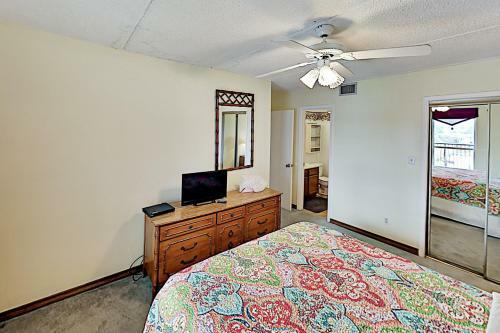 Apartamento New Listing! Sand & Sun - Beachfront Unit 703 Condo
