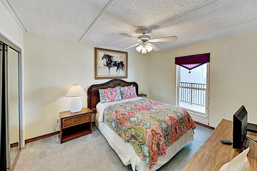 Apartamento New Listing! Sand & Sun - Beachfront Unit 703 Condo