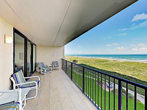 Apartamento New Listing! Relaxing Beachfront Oasis With Pools Condo