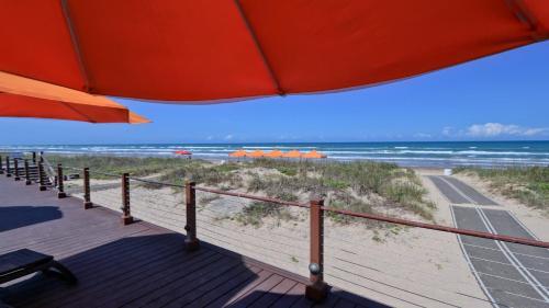 4br Bayview For Large Families! Beachfront Resort, Shared Pools & Jacuzzi
