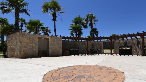 4br Bayview For Large Families! Beachfront Resort, Shared Pools & Jacuzzi