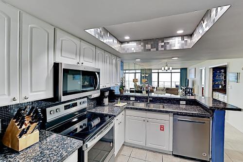 Apartamento New Listing! Beachfront Sanctuary With Large Balcony Condo