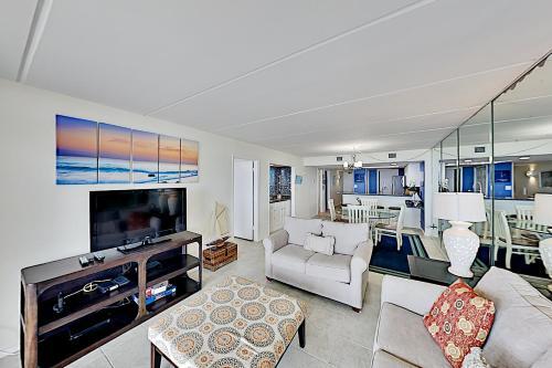 Apartamento New Listing! Beachfront Sanctuary With Large Balcony Condo