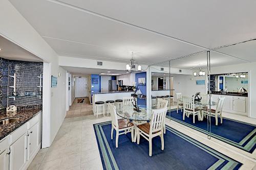 Apartamento New Listing! Beachfront Sanctuary With Large Balcony Condo
