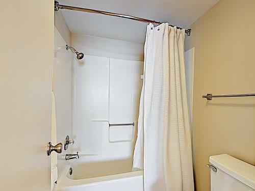 Apartamento New Listing! Wave-front Wonder With Pool & Sauna Condo