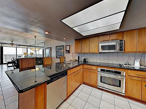 Apartamento New Listing! Wave-front Wonder With Pool & Sauna Condo