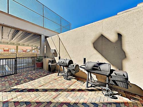 Apartamento New Listing! Wave-front Wonder With Pool & Sauna Condo
