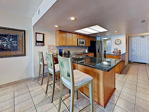Apartamento New Listing! Wave-front Wonder With Pool & Sauna Condo