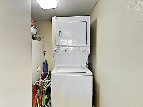 Apartamento New Listing! Wave-front Wonder With Pool & Sauna Condo