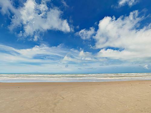 Apartamento New Listing! Beachfront Getaway With Epic Gulf Views Condo