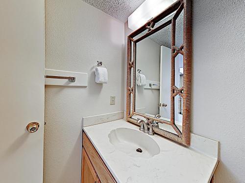 Apartamento New Listing! Beachfront Getaway With Epic Gulf Views Condo