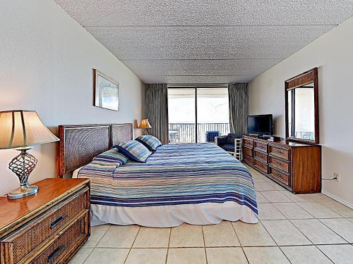 Apartamento New Listing! Beachfront Getaway With Epic Gulf Views Condo