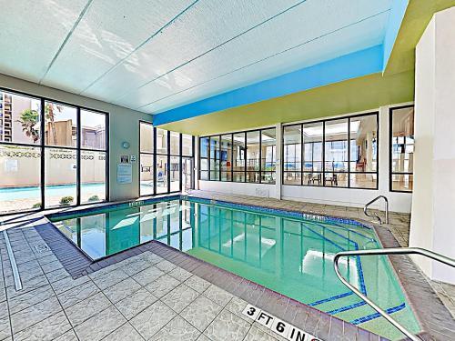 Apartamento New Listing! Beachfront Getaway With Epic Gulf Views Condo