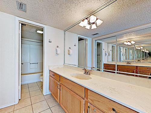 Apartamento New Listing! Beachfront Getaway With Epic Gulf Views Condo