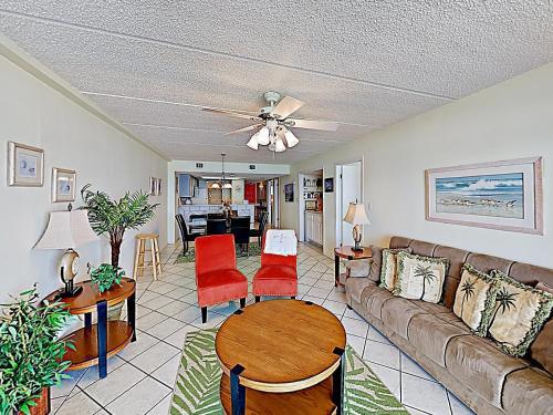 Apartamento New Listing! Stately Beachfront Condo With Gulf View Condo