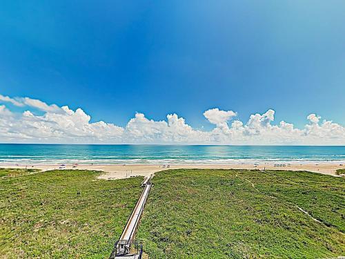 Apartamento New Listing! Stately Beachfront Condo With Gulf View Condo