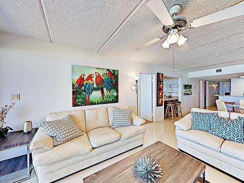 Apartamento New Listing! Shorefront Sensation With Pool, Balcony Condo