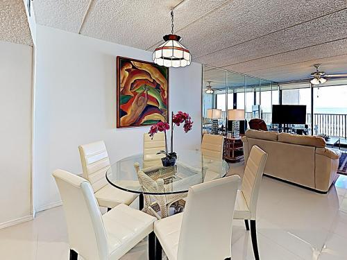 Apartamento New Listing! Shorefront Sensation With Pool, Balcony Condo