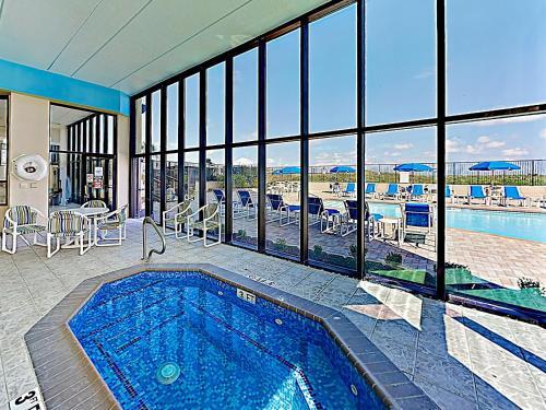 Apartamento New Listing! Shorefront Sensation With Pool, Balcony Condo