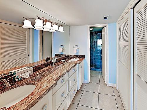 Apartamento New Listing! Waterfront Condo With Upscale Amenities Condo