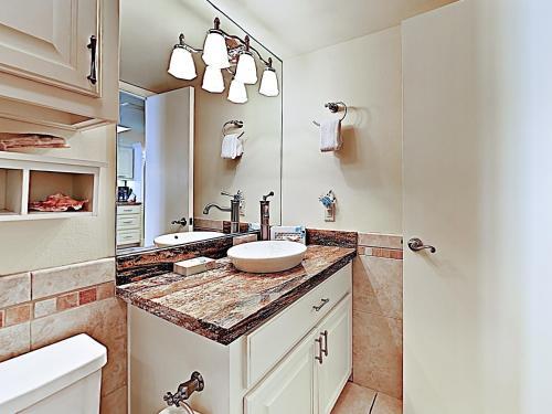 Apartamento New Listing! Waterfront Condo With Upscale Amenities Condo