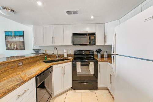 Listen To The Waves Break! Beachfront Condo Five-star Resort