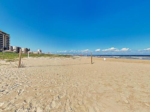 Apartamento New Listing! Quiet Beachfront Getaway With Gulf Views Condo