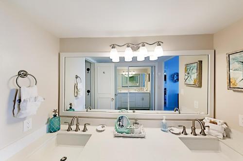 Apartamento New Listing! Quiet Beachfront Getaway With Gulf Views Condo