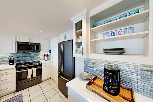 Apartamento New Listing! Quiet Beachfront Getaway With Gulf Views Condo