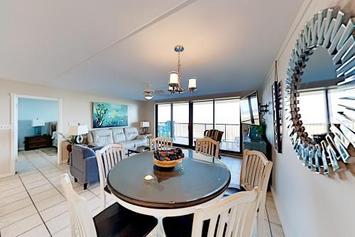 Apartamento New Listing! Quiet Beachfront Getaway With Gulf Views Condo