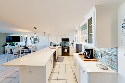 Apartamento New Listing! Quiet Beachfront Getaway With Gulf Views Condo