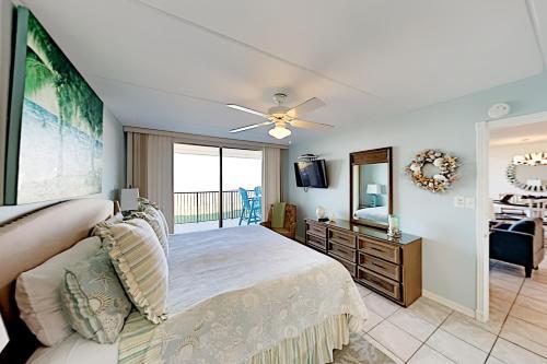 Apartamento New Listing! Quiet Beachfront Getaway With Gulf Views Condo