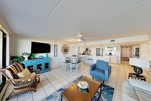 Apartamento New Listing! Quiet Beachfront Getaway With Gulf Views Condo