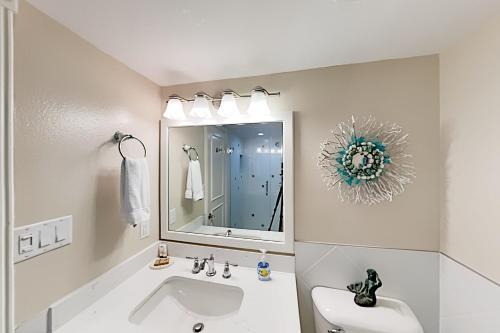 Apartamento New Listing! Quiet Beachfront Getaway With Gulf Views Condo
