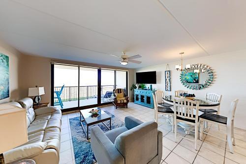 Apartamento New Listing! Quiet Beachfront Getaway With Gulf Views Condo