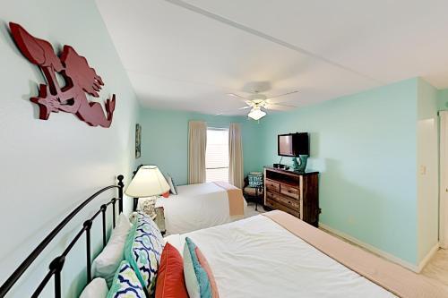 Apartamento New Listing! Quiet Beachfront Getaway With Gulf Views Condo
