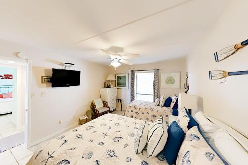 Apartamento New Listing! Quiet Beachfront Getaway With Gulf Views Condo