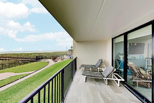 Apartamento New Listing! Quiet Beachfront Getaway With Gulf Views Condo