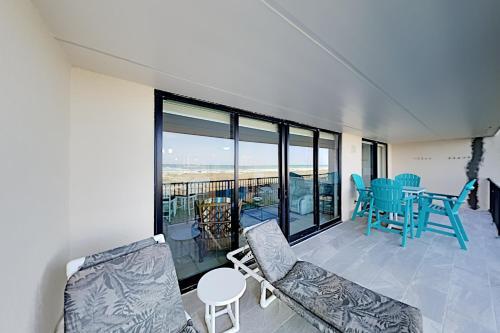 Apartamento New Listing! Quiet Beachfront Getaway With Gulf Views Condo