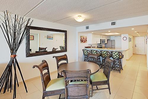 Apartamento New Listing! Modern Beachfront Condo With Pool & Spa Condo