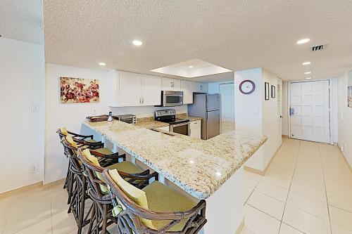 Apartamento New Listing! Modern Beachfront Condo With Pool & Spa Condo