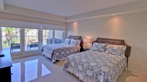 Super Pool View! Beachfront Property Cant Miss The Fun! Pet Friendly