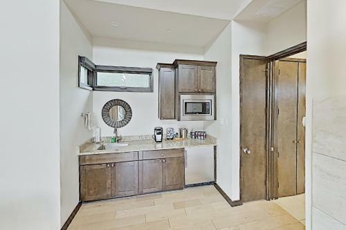 Chic Cabin - The Reserve At Lake Travis Cabin